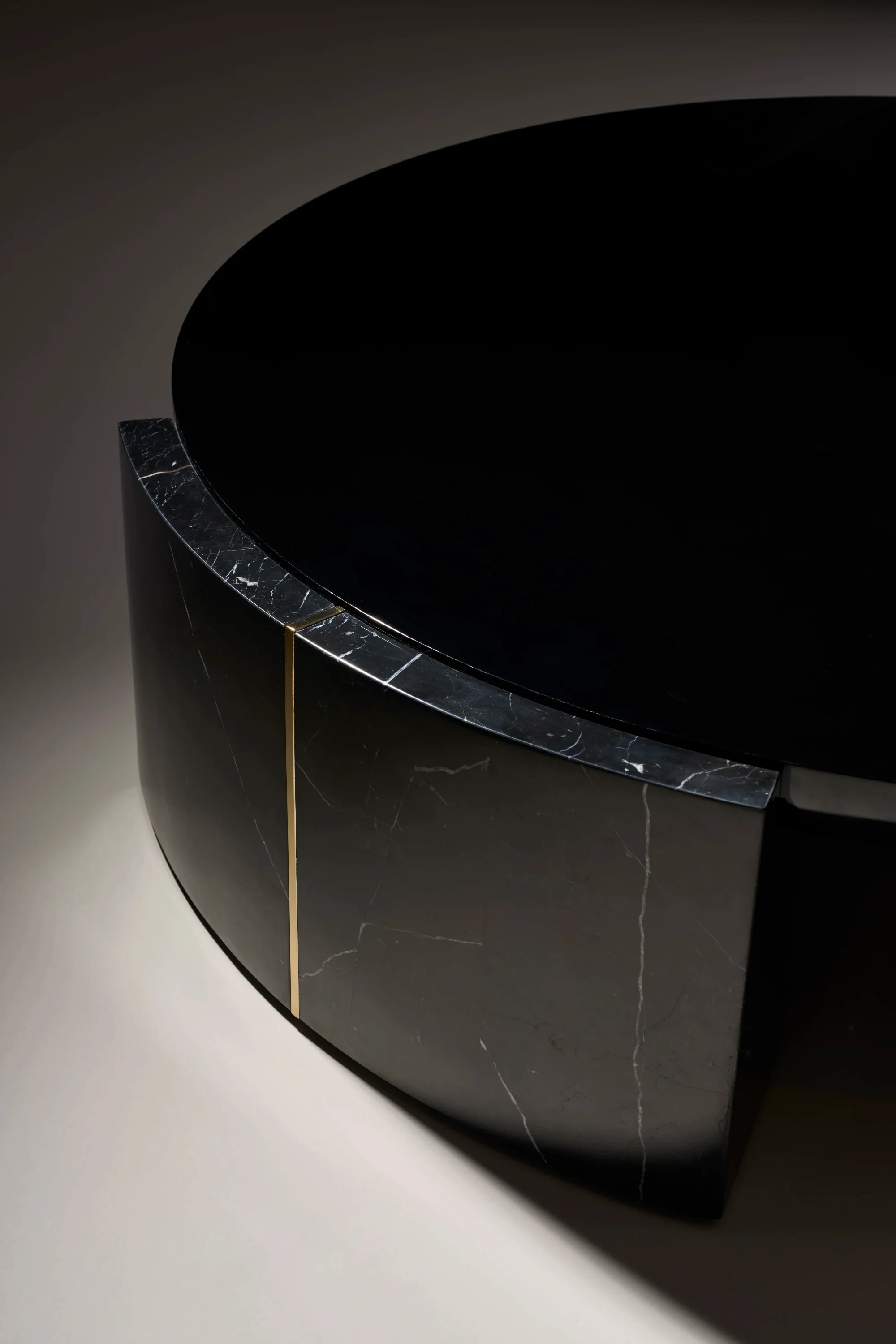 Overlap Round Cocktail Table Dark - Image 2
